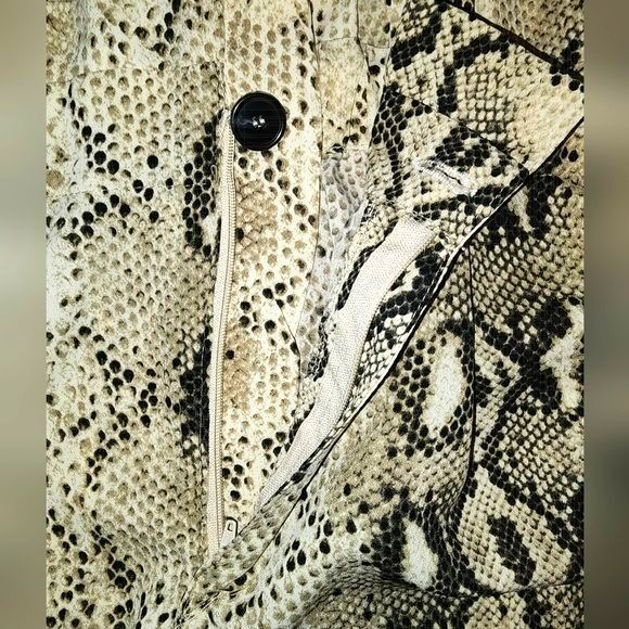 Hayden Brown Snake Skin Print Wide Leg Elastic Ruffled Waist Dress Pants Size 1X - Picture 4 of 8